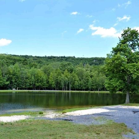 *Amenity-Filled Waterfront Oasis @Saw Creek Estates Near Waterfalls And Hiking* East Stroudsburg Exterior photo
