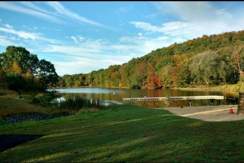 *Amenity-Filled Waterfront Oasis @Saw Creek Estates Near Waterfalls And Hiking* East Stroudsburg Exterior photo
