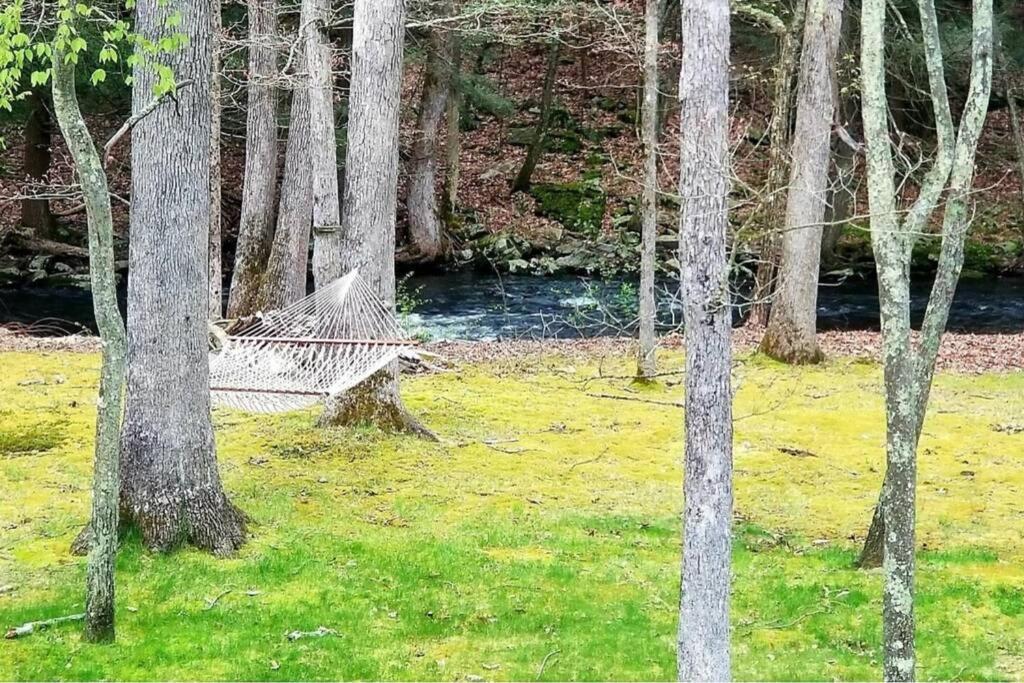 *Amenity-Filled Waterfront Oasis @Saw Creek Estates Near Waterfalls And Hiking* East Stroudsburg Exterior photo