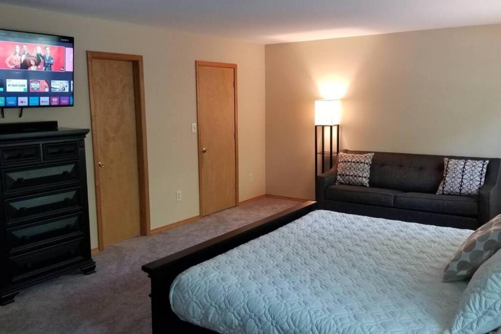 *Amenity-Filled Waterfront Oasis @Saw Creek Estates Near Waterfalls And Hiking* East Stroudsburg Exterior photo