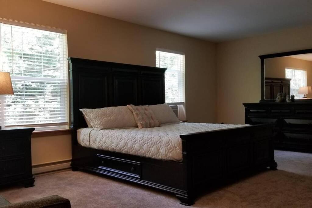 *Amenity-Filled Waterfront Oasis @Saw Creek Estates Near Waterfalls And Hiking* East Stroudsburg Exterior photo