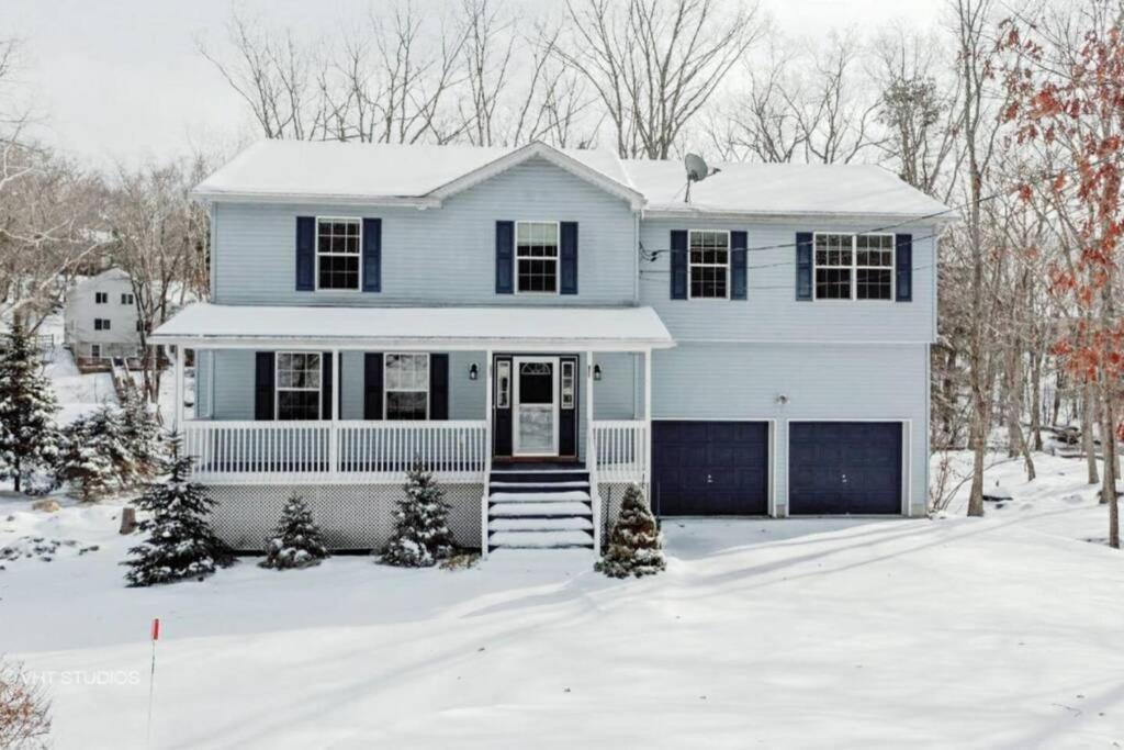 *Amenity-Filled Waterfront Oasis @Saw Creek Estates Near Waterfalls And Hiking* East Stroudsburg Exterior photo