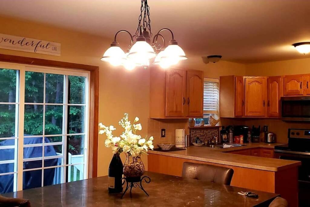 *Amenity-Filled Waterfront Oasis @Saw Creek Estates Near Waterfalls And Hiking* East Stroudsburg Exterior photo
